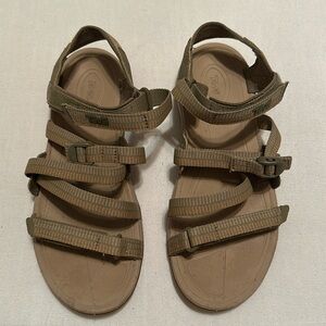 Teva olive green sandals, perfect condition!💚